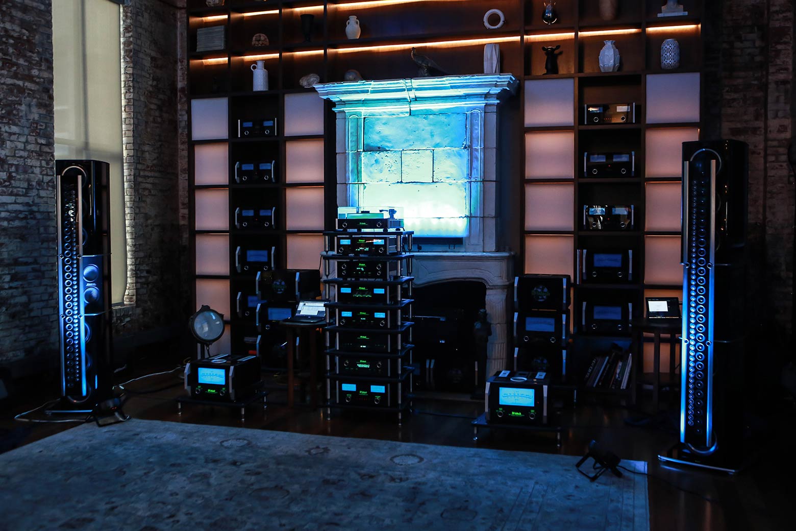 McIntosh XRT2.1K line array and bass enclosure detail