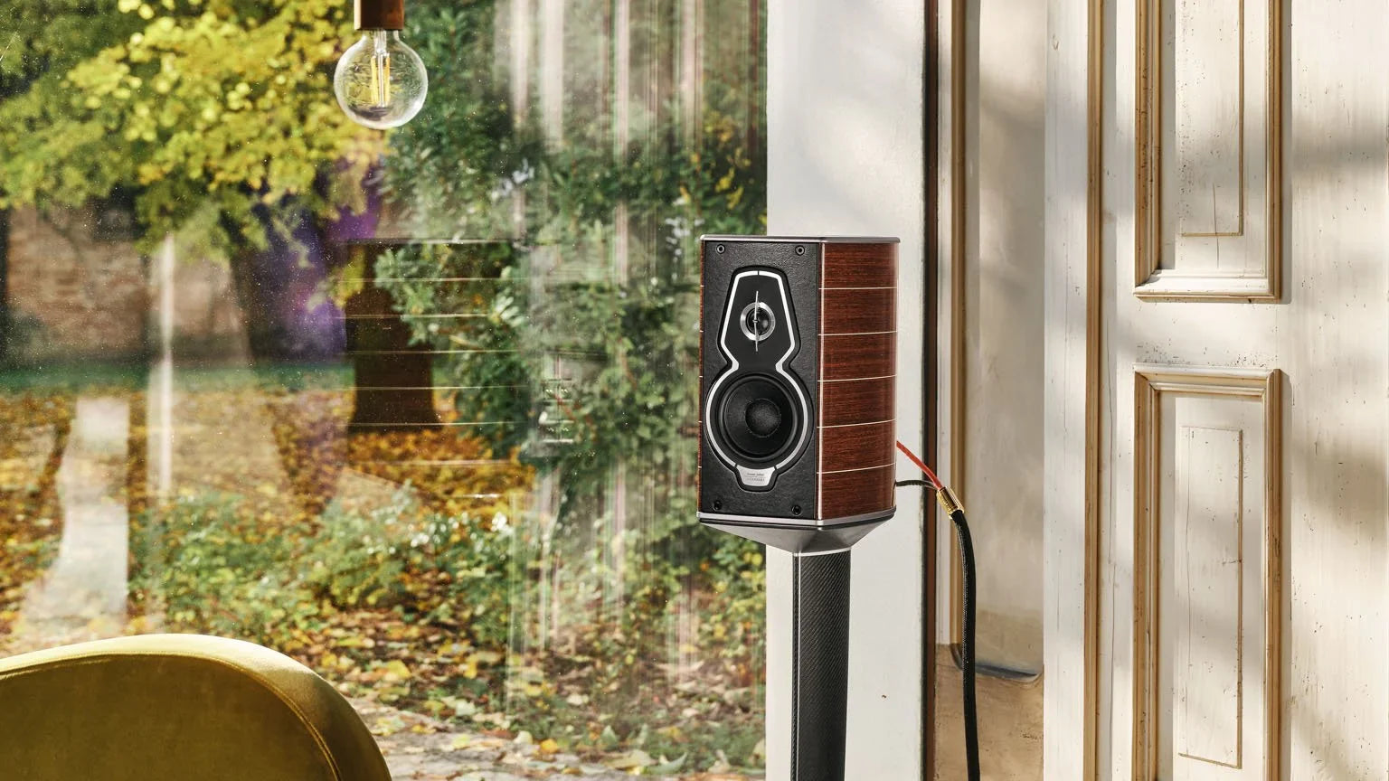 Sonus Faber Guarneri G5 bookshelf speaker in Wenge Wood on dedicated stand
